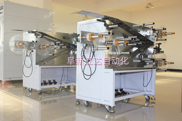 氣動(dòng)控制張力卷繞機(jī)用于啟動(dòng)電容器的生產(chǎn)中。