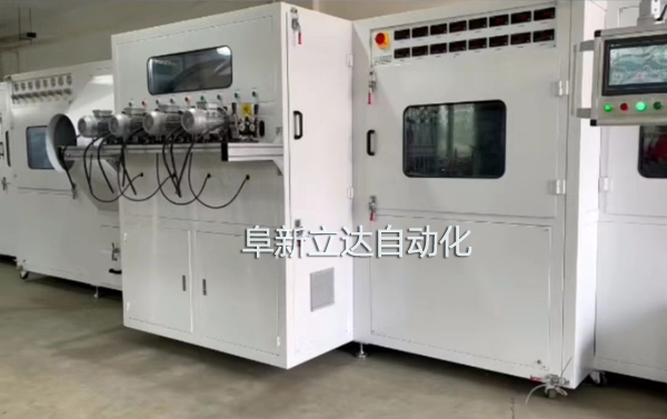 PJ-8八槍雙面自動噴金機具有自動除塵、智能雙面、整潔美觀、運行穩(wěn)定的特點，阜新立達自動化裝備有限公司